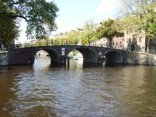 ci 2 Sob as pontes de Amsterdam num lindo dia de outubro
