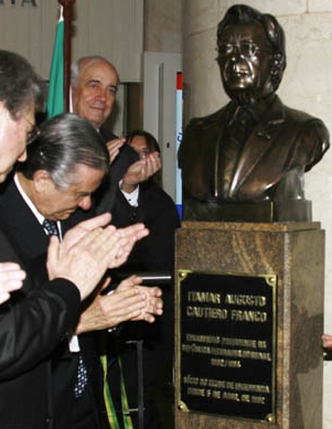 Busto Itamar O busto de Itamar Franco Itamar Franco, um presidente mineiro que o Brasil não pode esquecer!