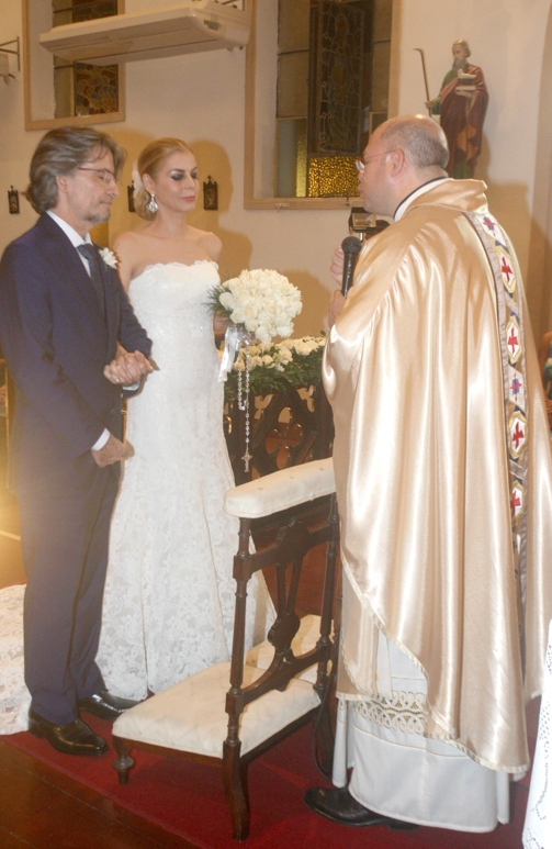 6 Casal Thomas e Alessandra Ferreira da Costa Campos,com o padre André Rodrigues (4)