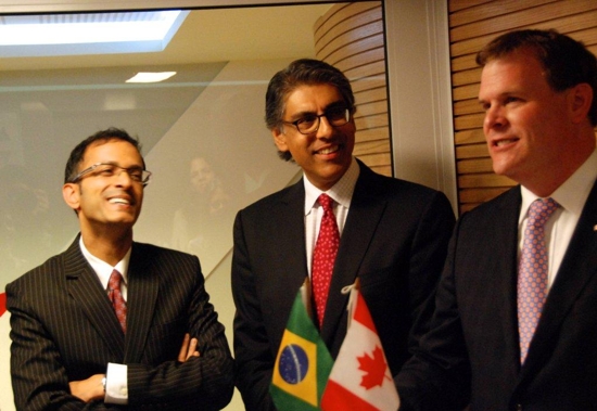Cônsul-Geral Sanjeev Chowdhury, Embaixador Jamal Khokhar e Exmo. Ministro das Relações Exteriores John Baird
