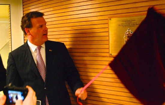 Ministro John Baird descerra a placa inaugural do novo Consulado