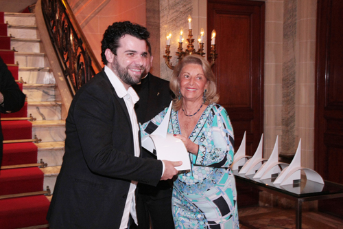 Prêmio-Frederico Reder  recebe de Célia Fortes o  Prêmio Ação Cultural