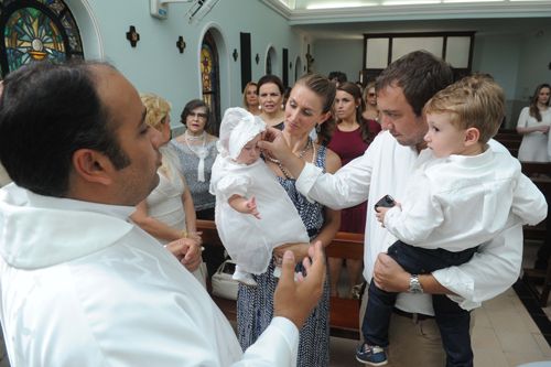 Batismo-AND_2149-Padre Omar Juliana e Roberto Moraes com os filhos Betina e Caio. Ao fundo à esquerda Mariza Gomes da Silva