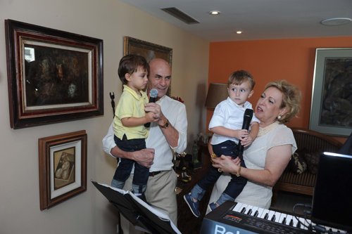 Batismo-AND_3177-Maria Célia e Walter Moraes com os netos Eduardo e Caio