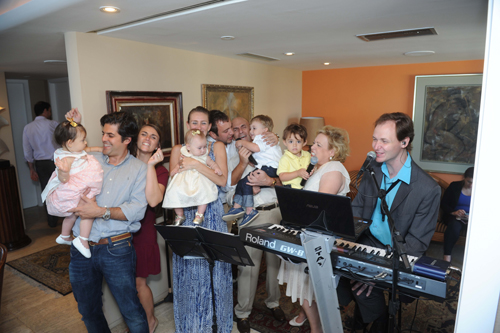 Batismo-AND_3205-A família Moraes com o tecladista Felipe