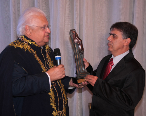 Educador-Carlos Alberto Serpa entrega Prêmio Fernando de Azevedo a Geraldo Amintas