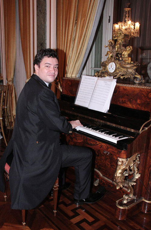 Halbouti-pianista de casaca- Kuko Moura.jpg1