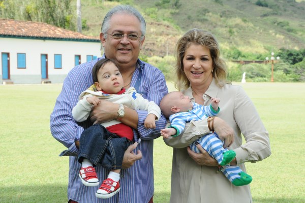Eduardo e Maria do Rocio Delmas com os netos