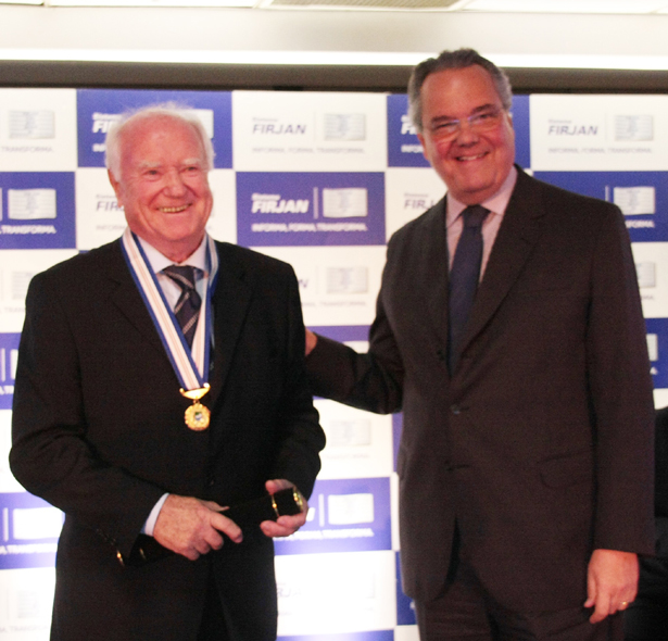 Medalha-Adolf Arno Edelhoff recebe medalha  de Eduardo Vieira (3)