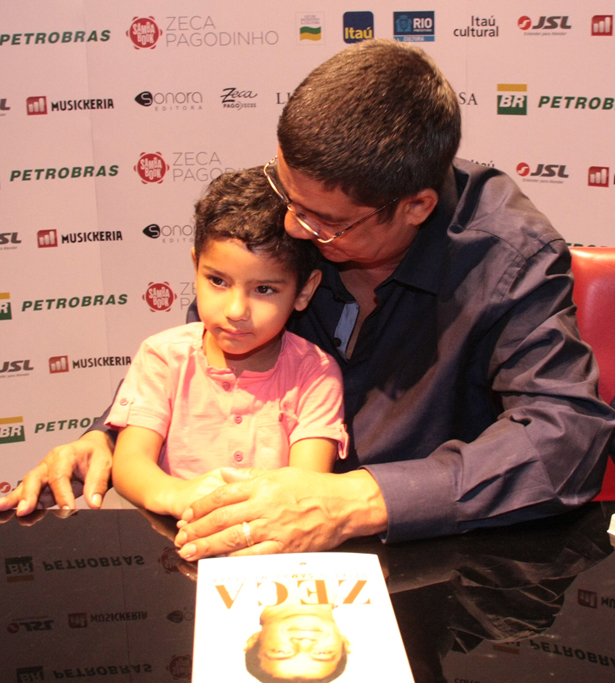 Zeca Pagodinho com o neto Nohla (2)